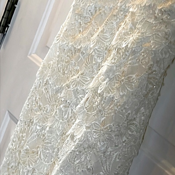 Elegant off-white lace stretch dress w/sequin & sparkle. - Picture 4 of 4